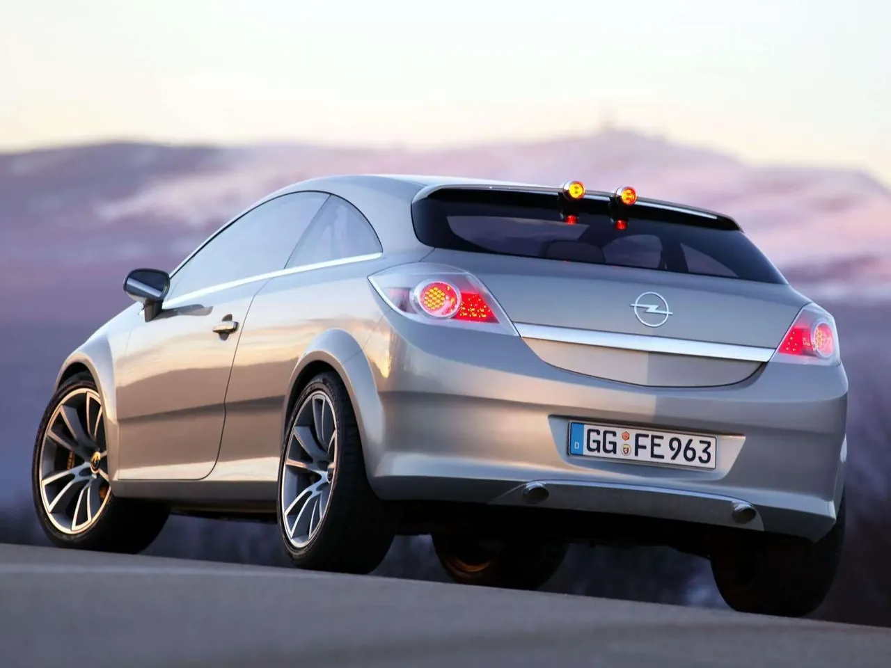 Opel GTC Geneva Concept (2003) – zadní tříčtvrteční pohled