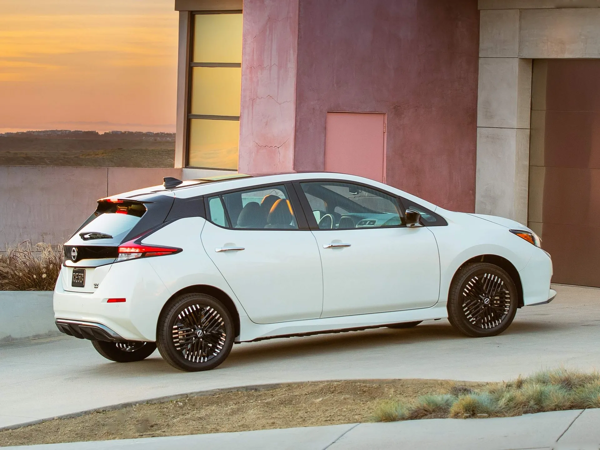 Nissan Leaf [US] (2023) – zadní tříčtvrteční pohled