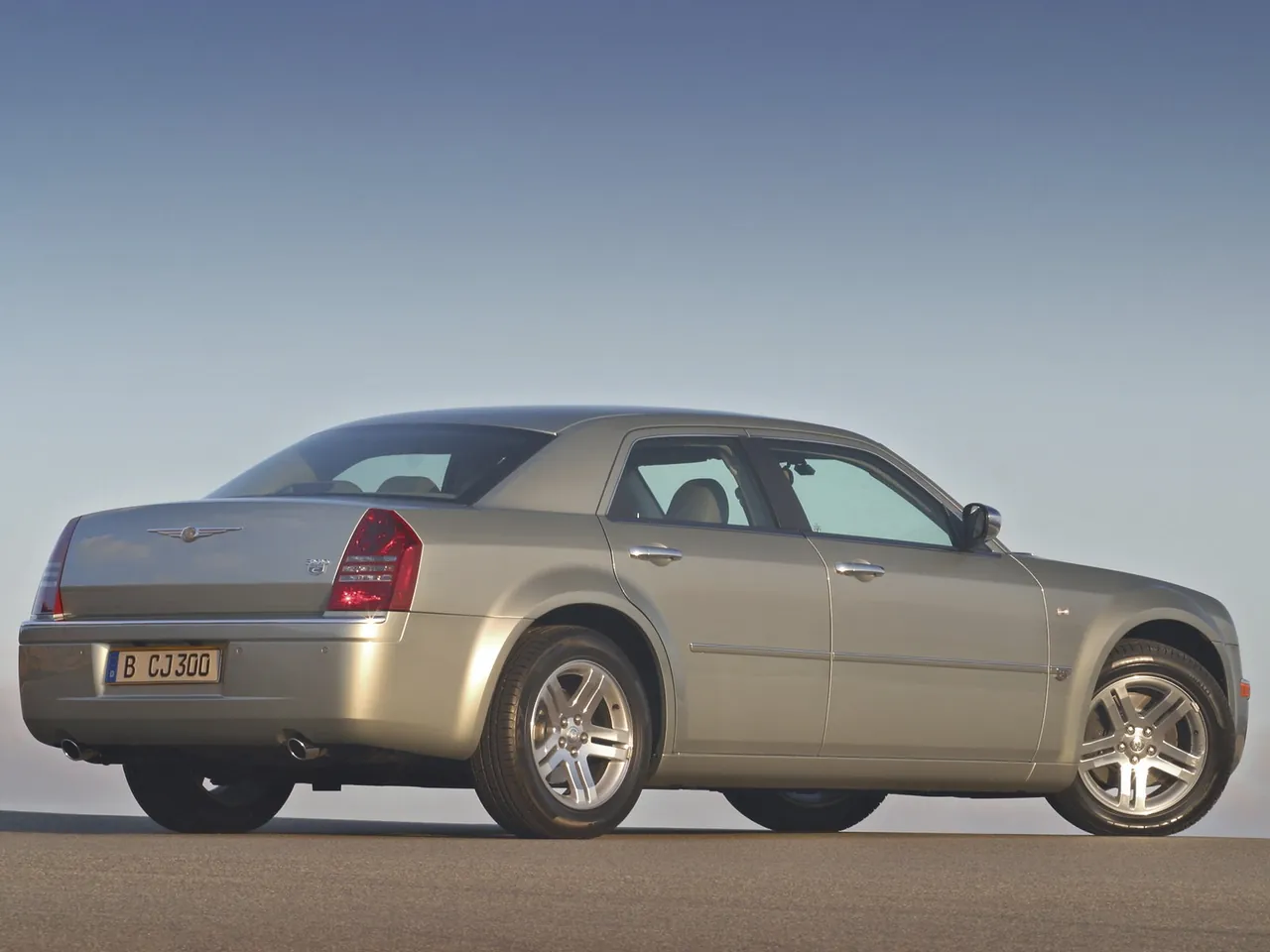 Chrysler 300C (2005) – zadní tříčtvrteční pohled
