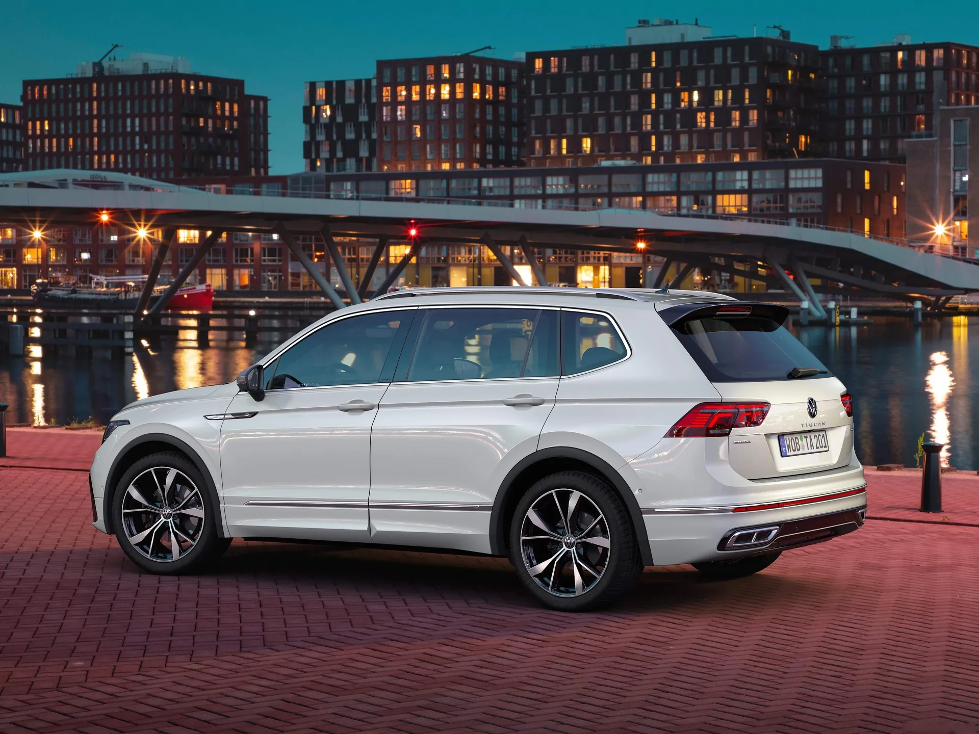 Volkswagen Tiguan Allspace (2022) – zadní tříčtvrteční pohled