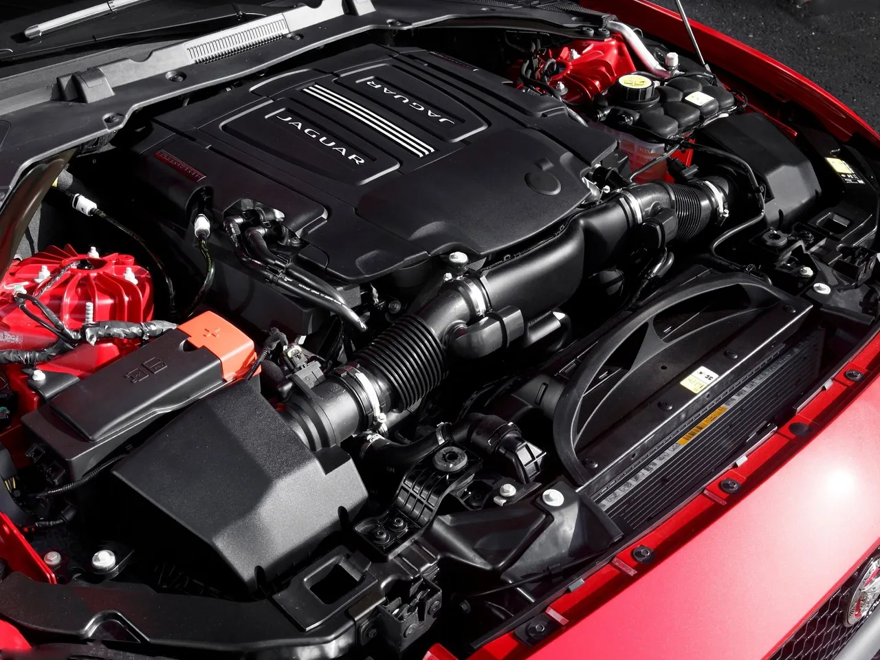 Jaguar XE S (2016) – motorový prostor