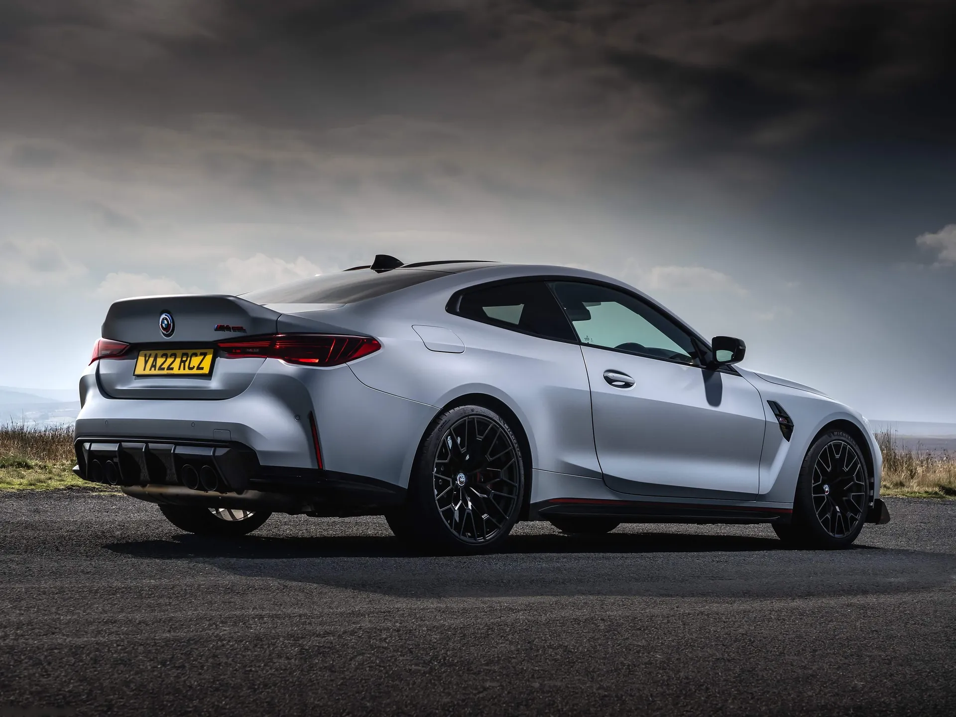 BMW M4 CSL [UK] (2023) – zadní tříčtvrteční pohled