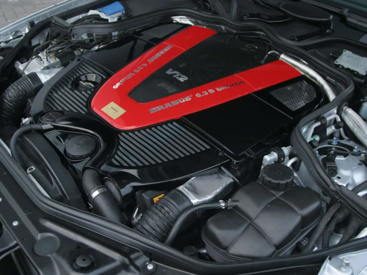 Brabus Rocket (2005) – motorový prostor