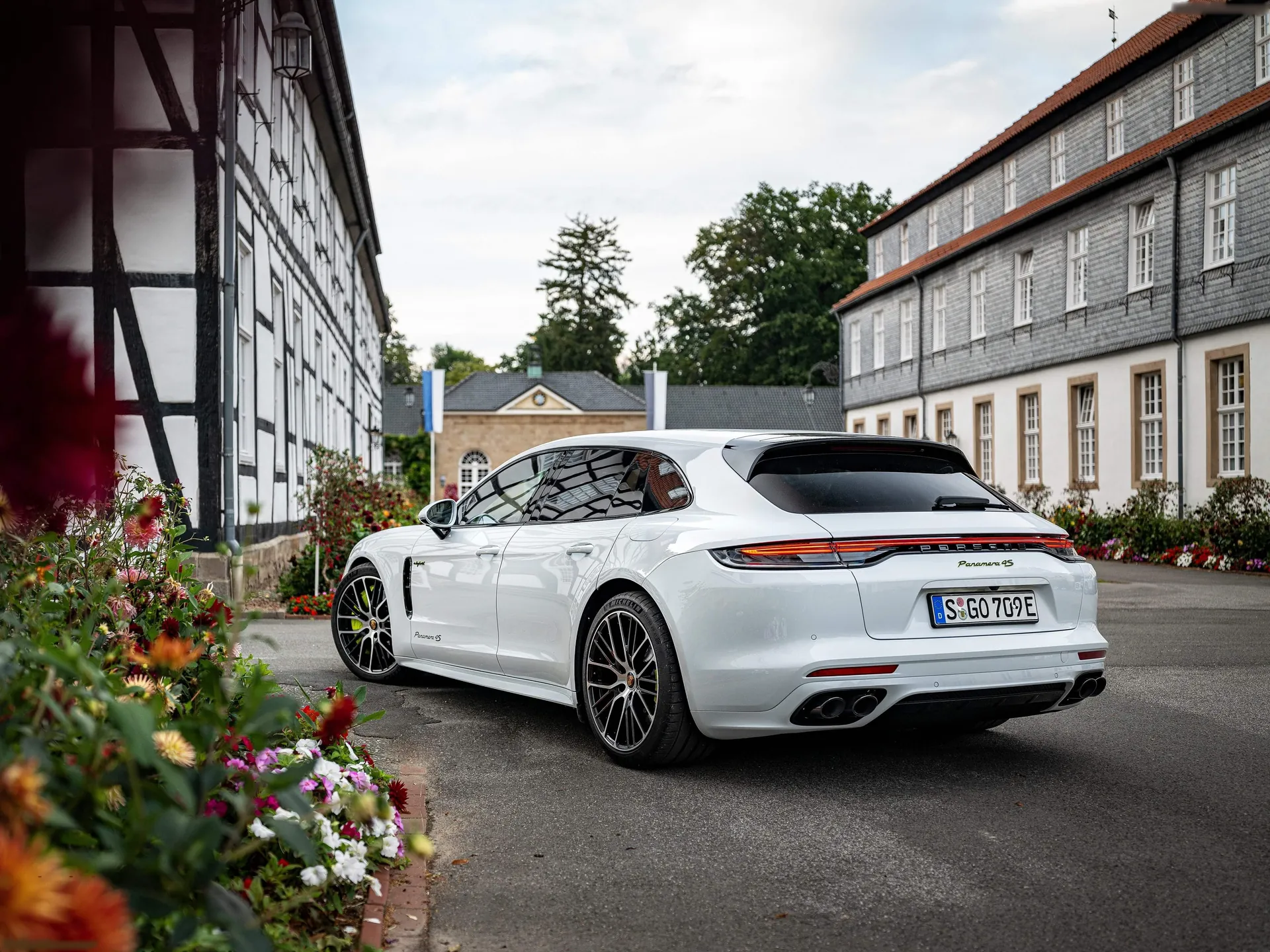 Porsche Panamera 4S E-Hybrid Sport Turismo (2021) - Rear Three-Quarter