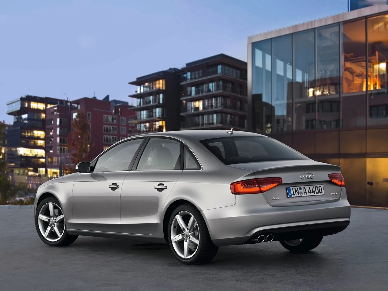 Audi A4 (2013) – zadní tříčtvrteční pohled