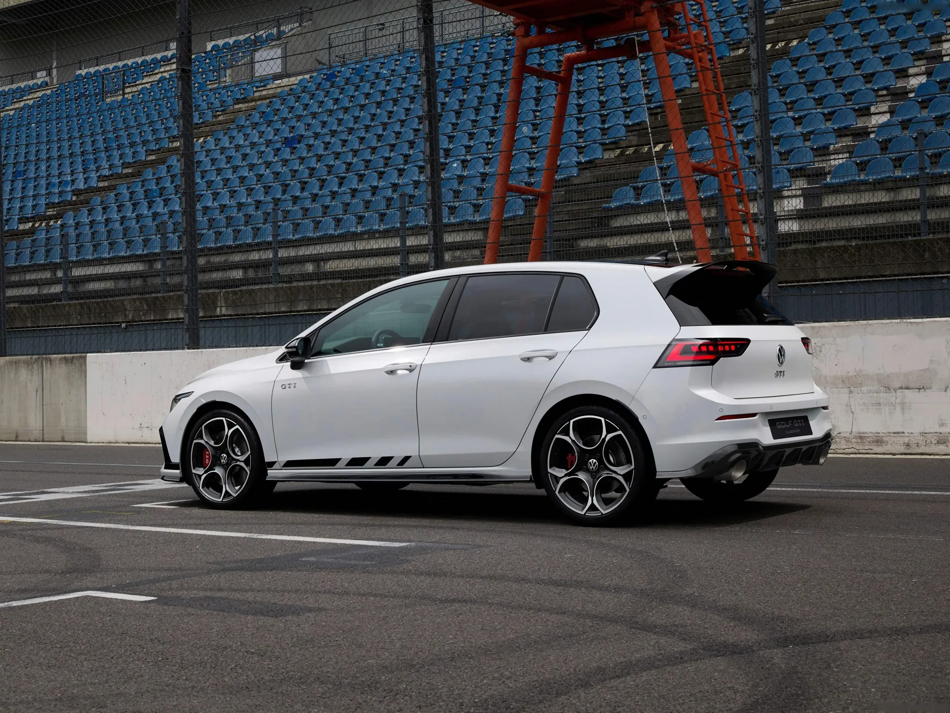 Volkswagen Golf GTI Clubsport (2025) – zadní tříčtvrteční pohled