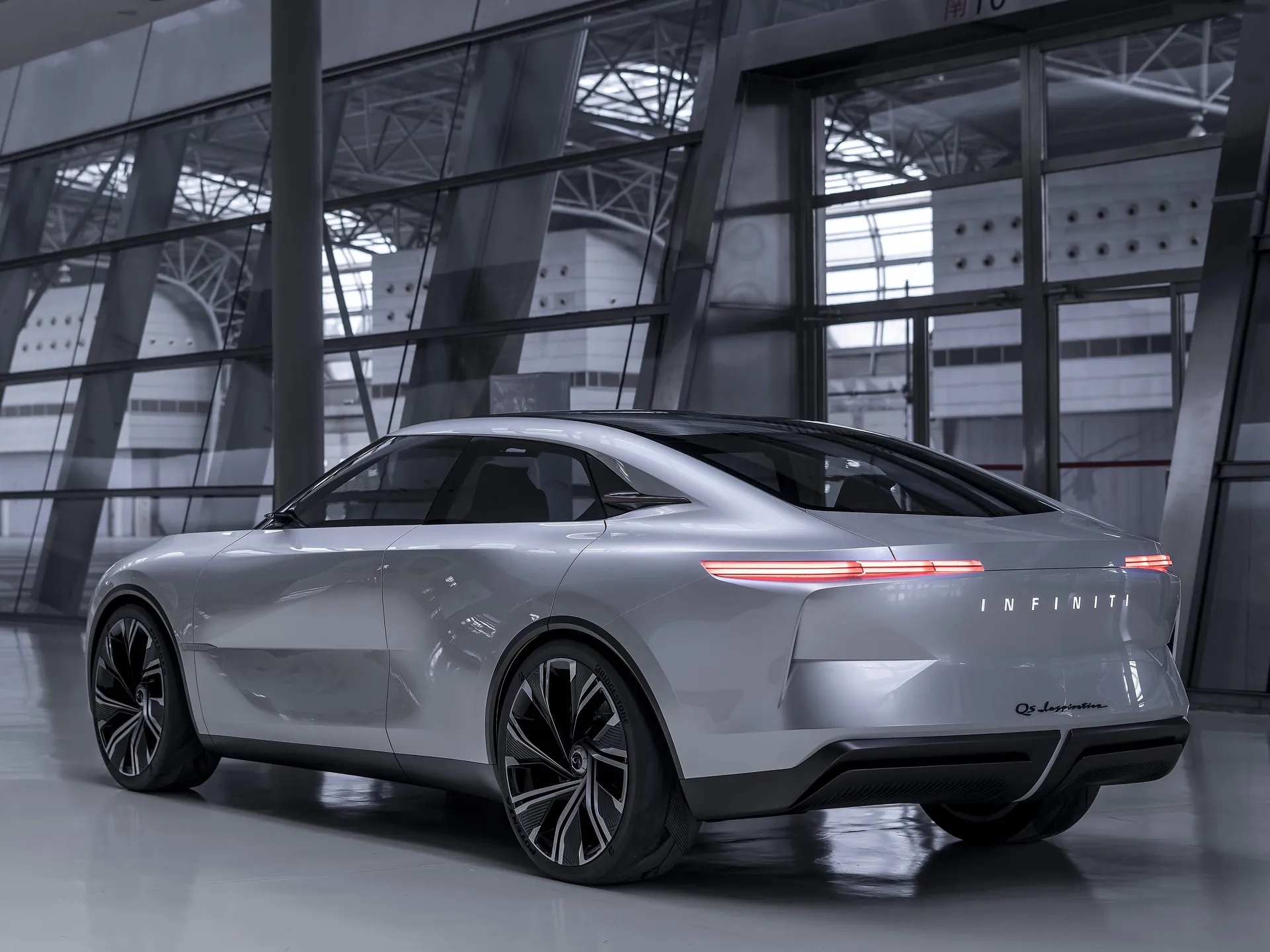 Infiniti Qs Inspiration Concept (2019) – zadní tříčtvrteční pohled