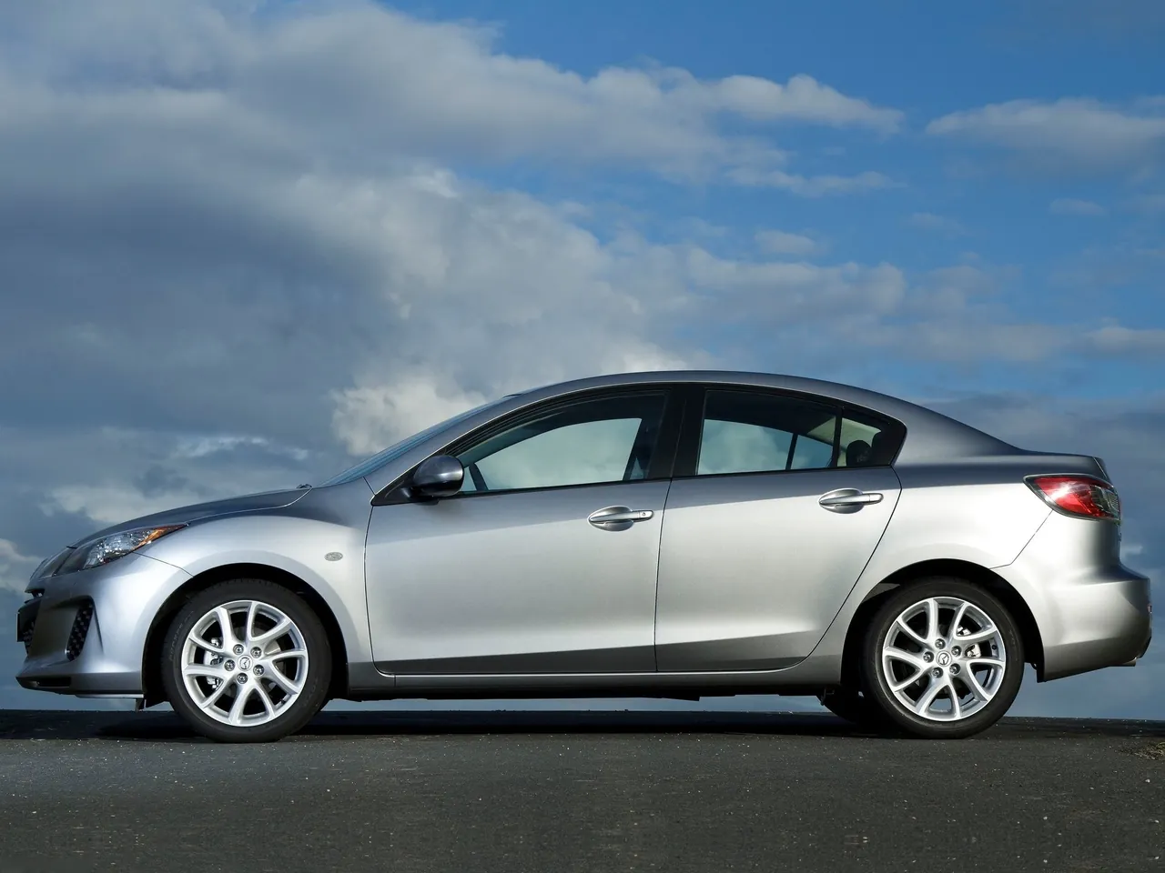Mazda 3 Sedan (2012) – boční profil