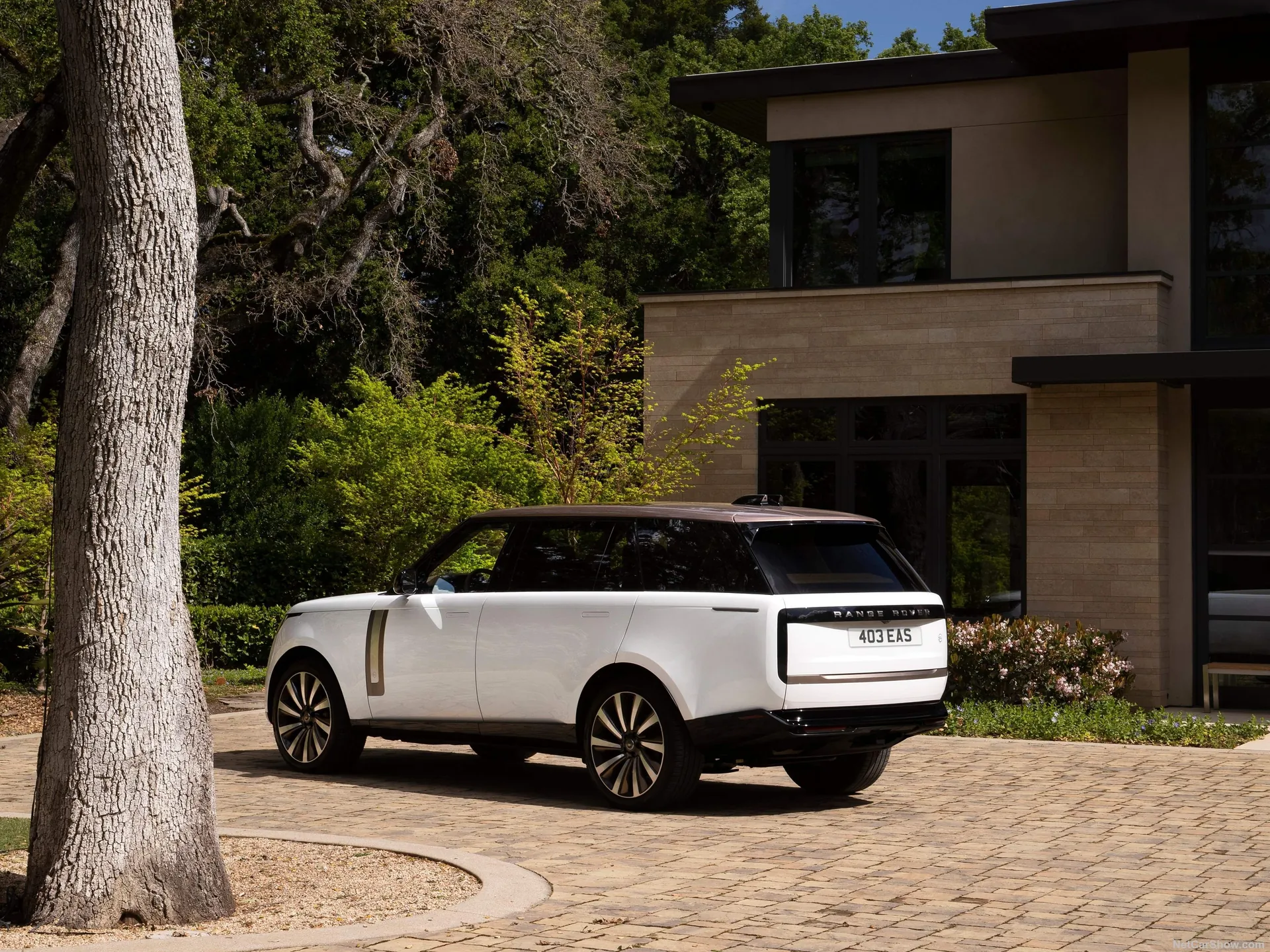 Land Rover Range Rover SV Serenity (2022) – zadní tříčtvrteční pohled