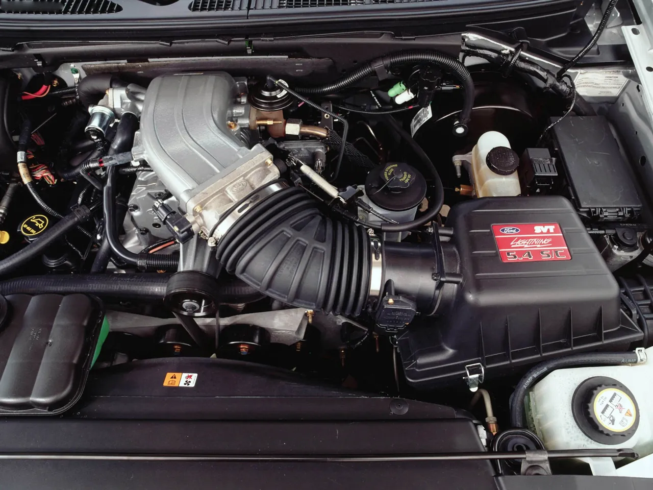 Ford F-150 SVT Lightning (2004) – motorový prostor
