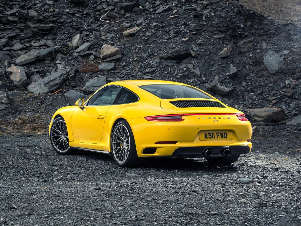 Porsche 911 Carrera 4 (2016) – zadní tříčtvrteční pohled
