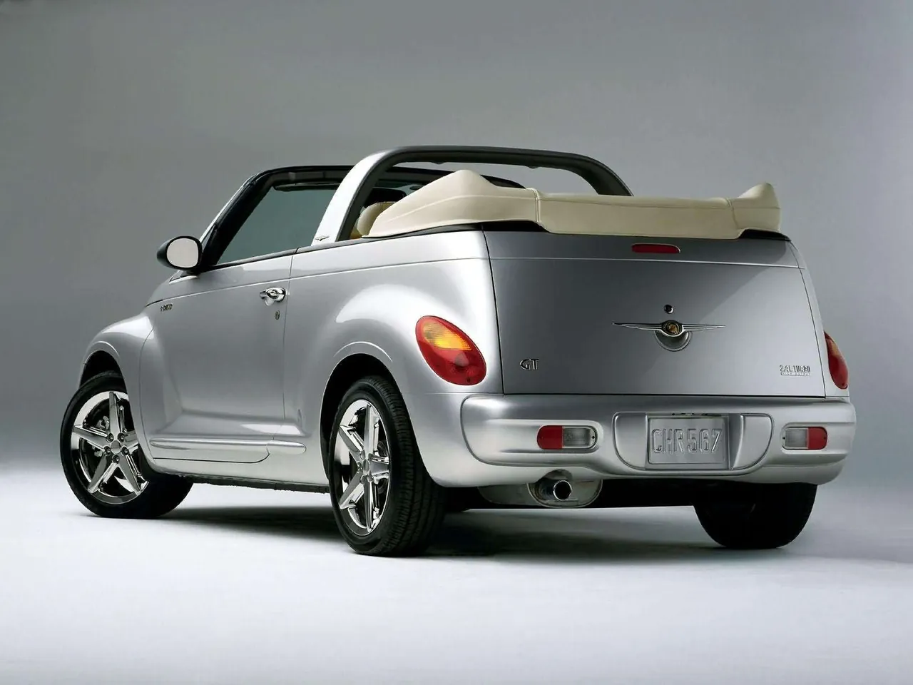 Chrysler PT Cruiser Convertible (2005) – zadní tříčtvrteční pohled