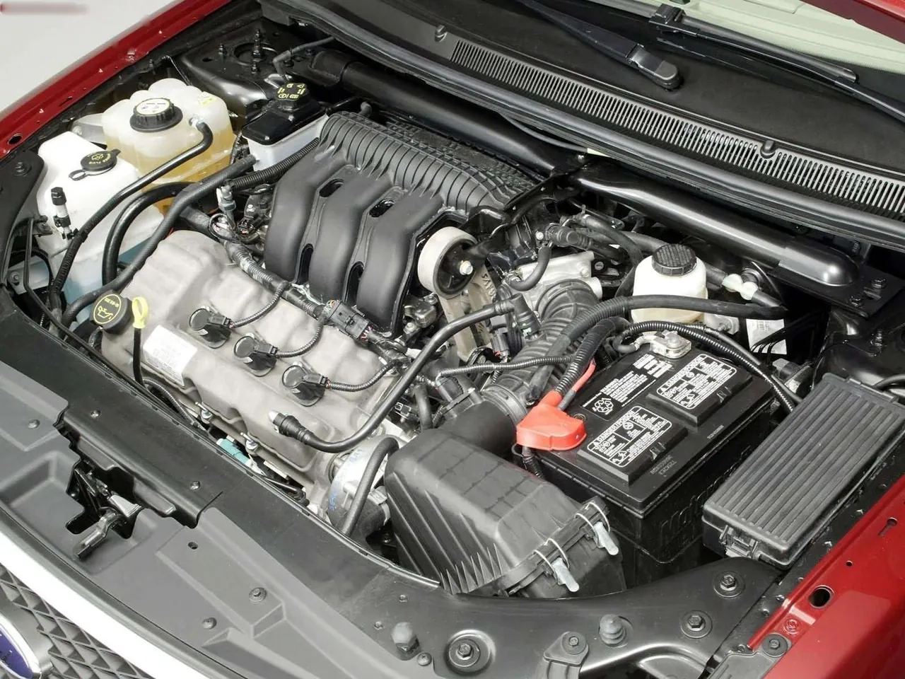 Ford Five Hundred Limited (2005) – motorový prostor