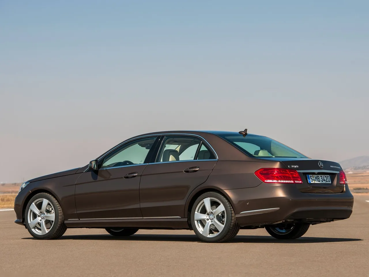 Mercedes-Benz E-Class (2014) – zadní tříčtvrteční pohled