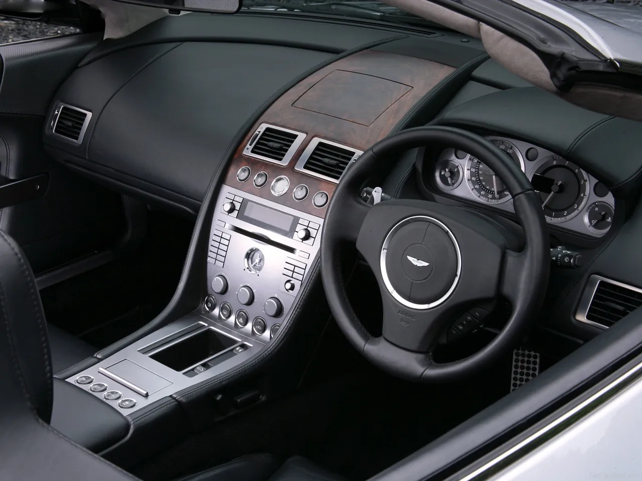 Aston Martin DB9 Volante (2007) – interiér