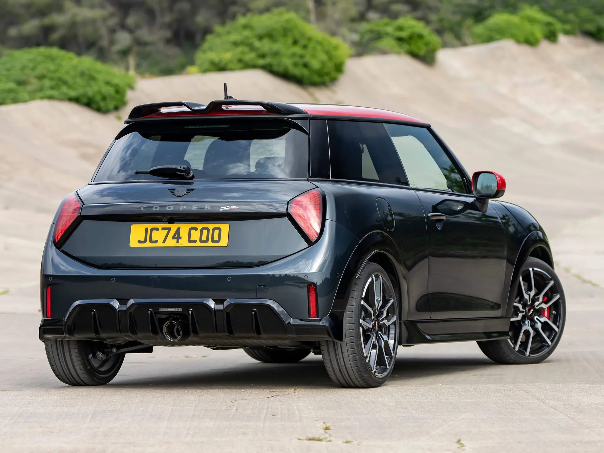 Mini John Cooper Works (2025) – zadní tříčtvrteční pohled
