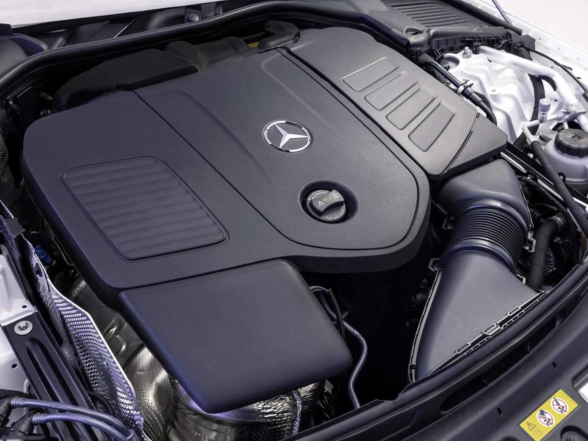 Mercedes-Benz C-Class (2027) – motorový prostor