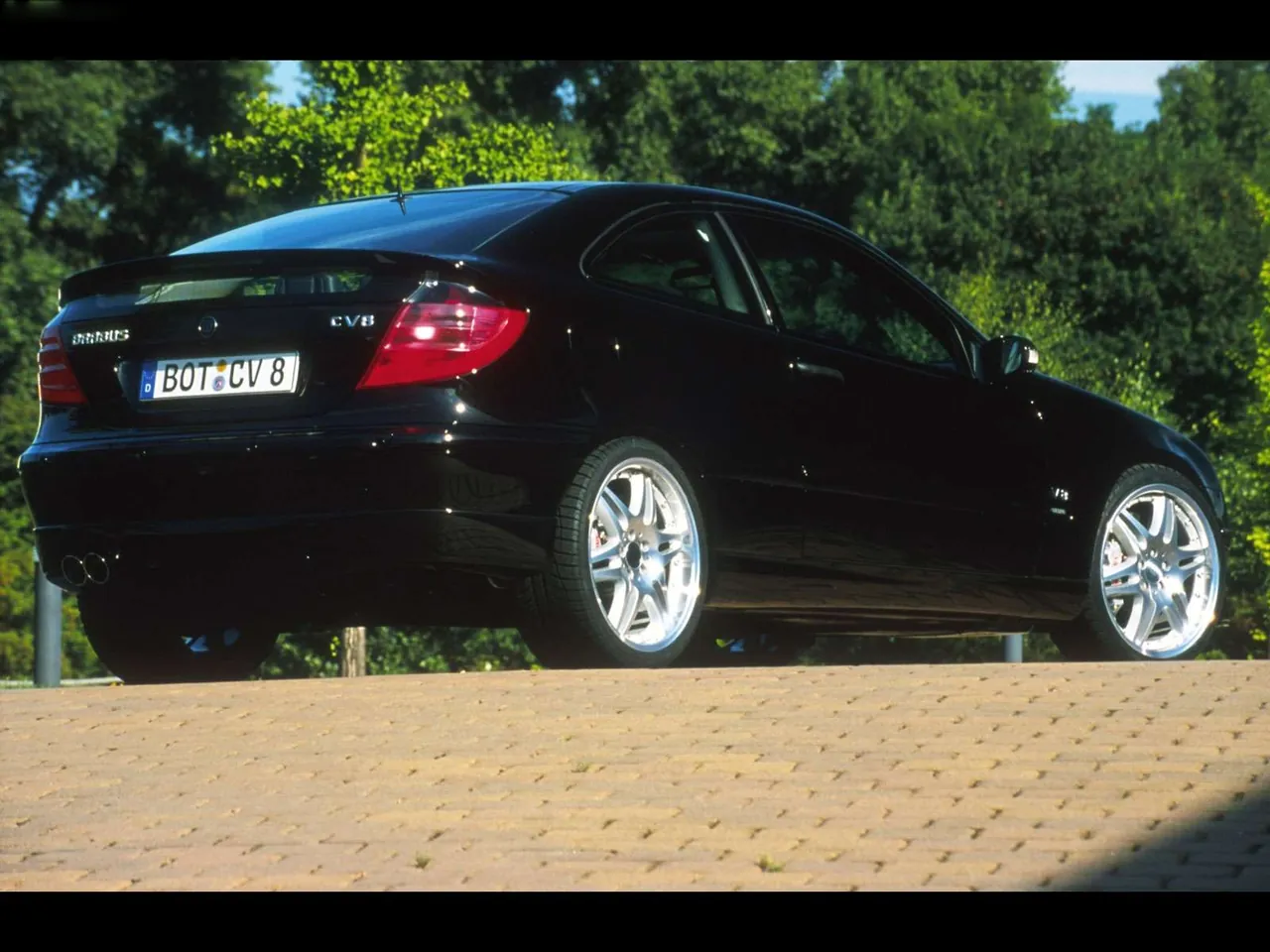 Brabus Mercedes-Benz C V8 Sports Coupe (2004) – zadní tříčtvrteční pohled