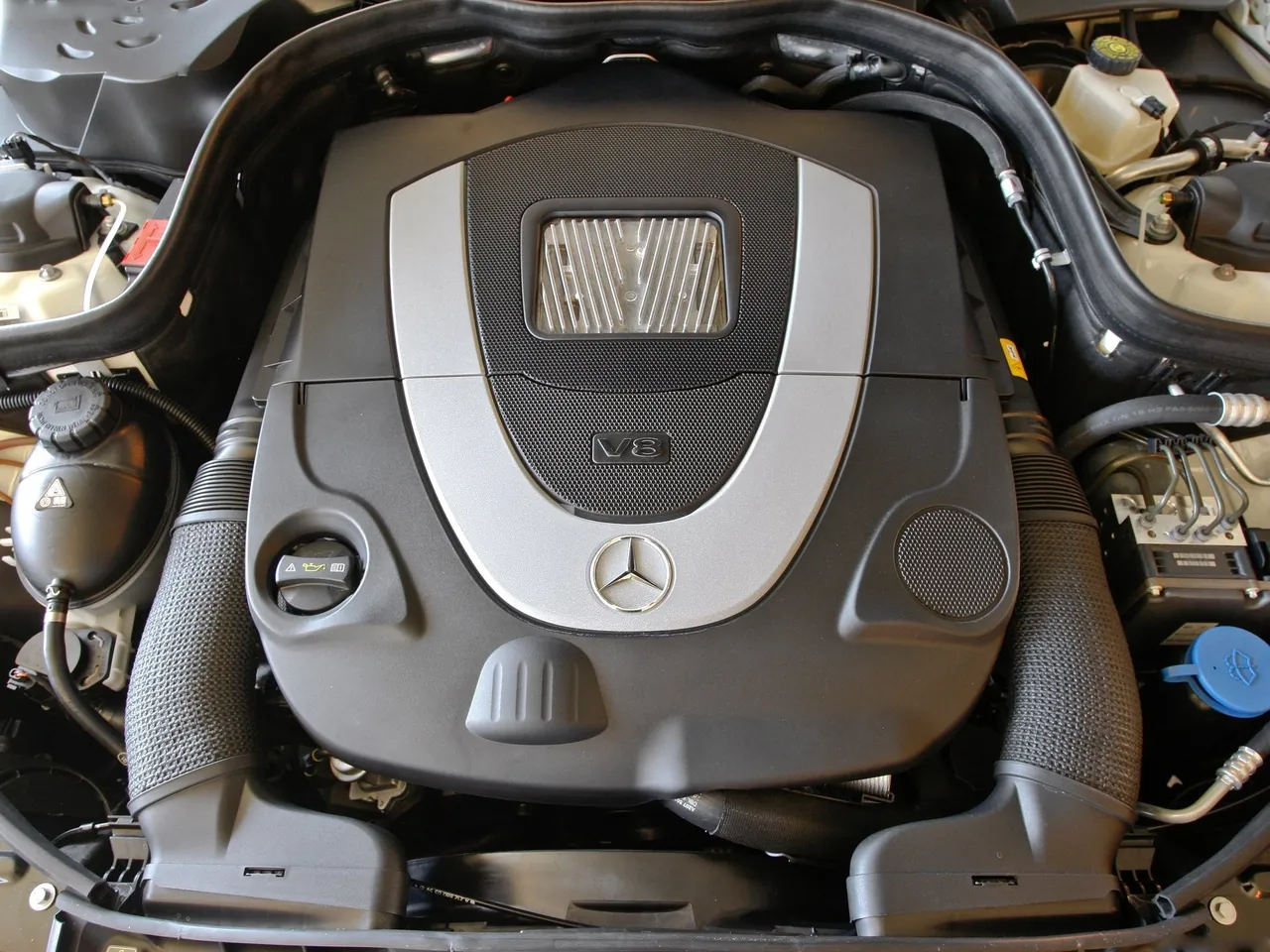 Mercedes-Benz E550 (2010) - Engine Bay