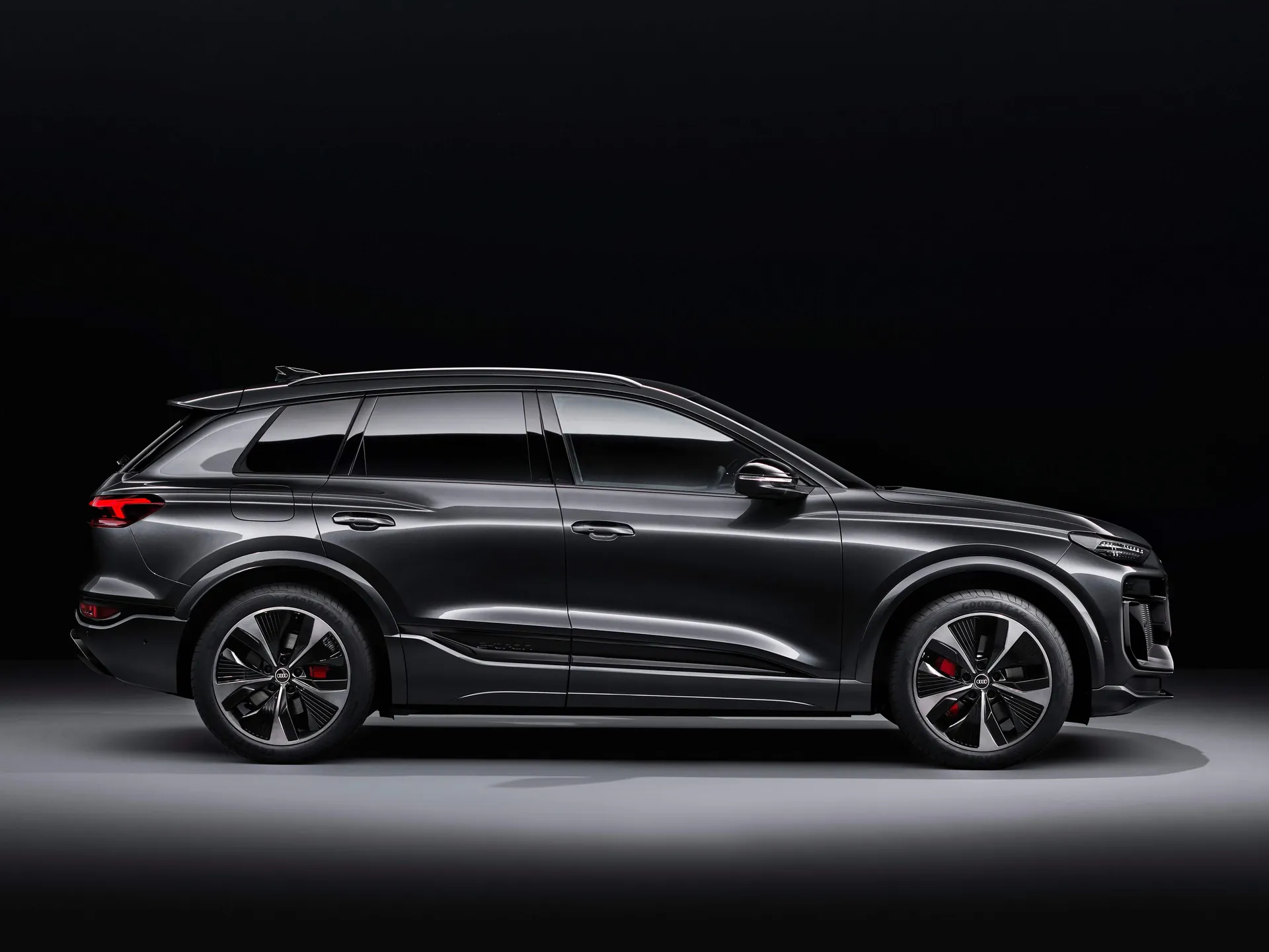 Audi SQ6 e-tron (2025) – boční profil
