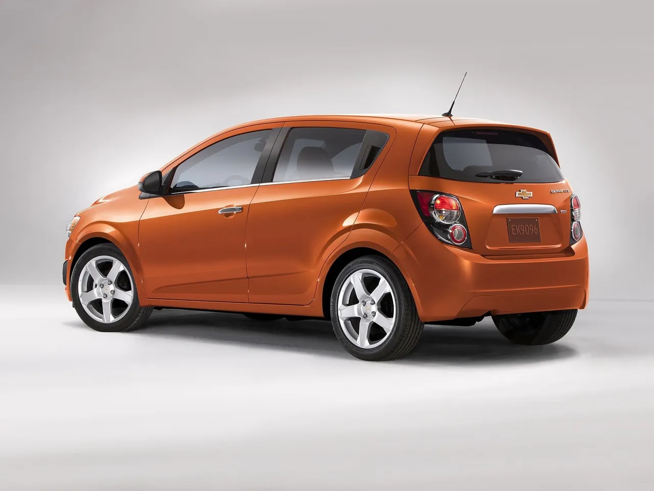 Chevrolet Sonic (2012) – zadní tříčtvrteční pohled
