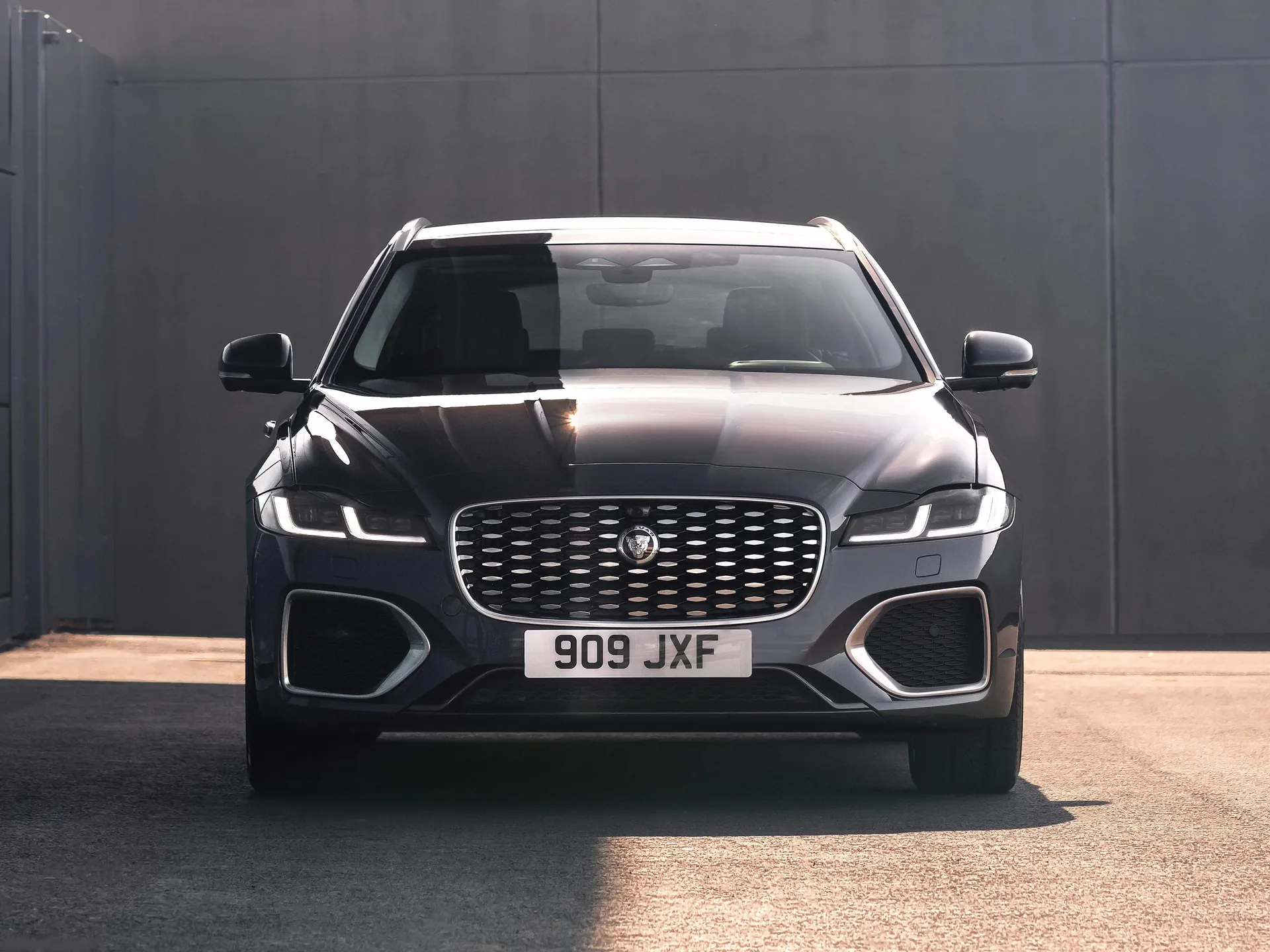 Jaguar XF Sportbrake (2021) - Front