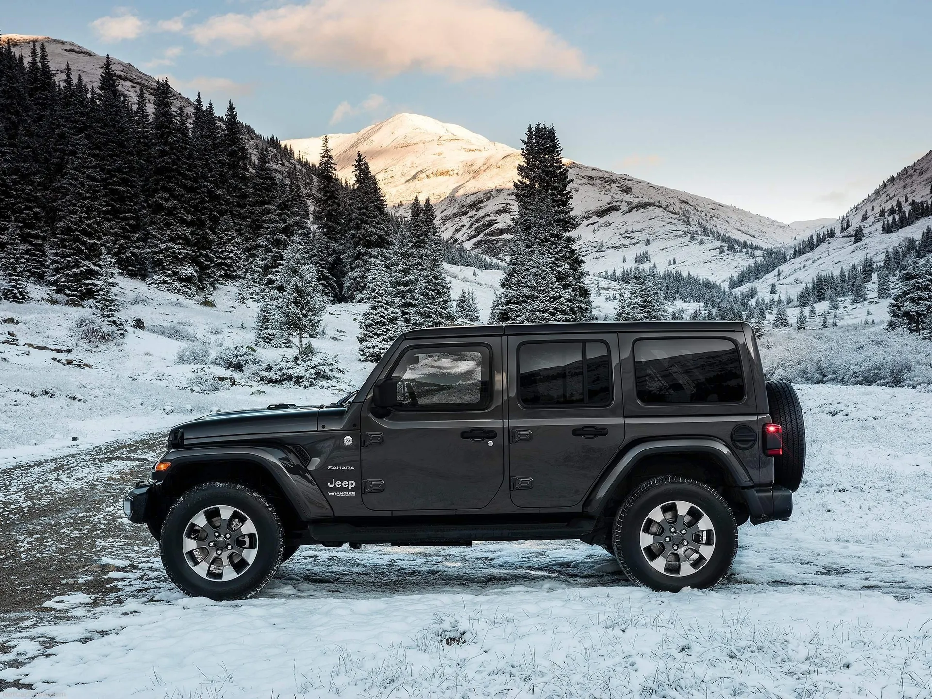 Jeep Wrangler Unlimited (2018) – boční profil