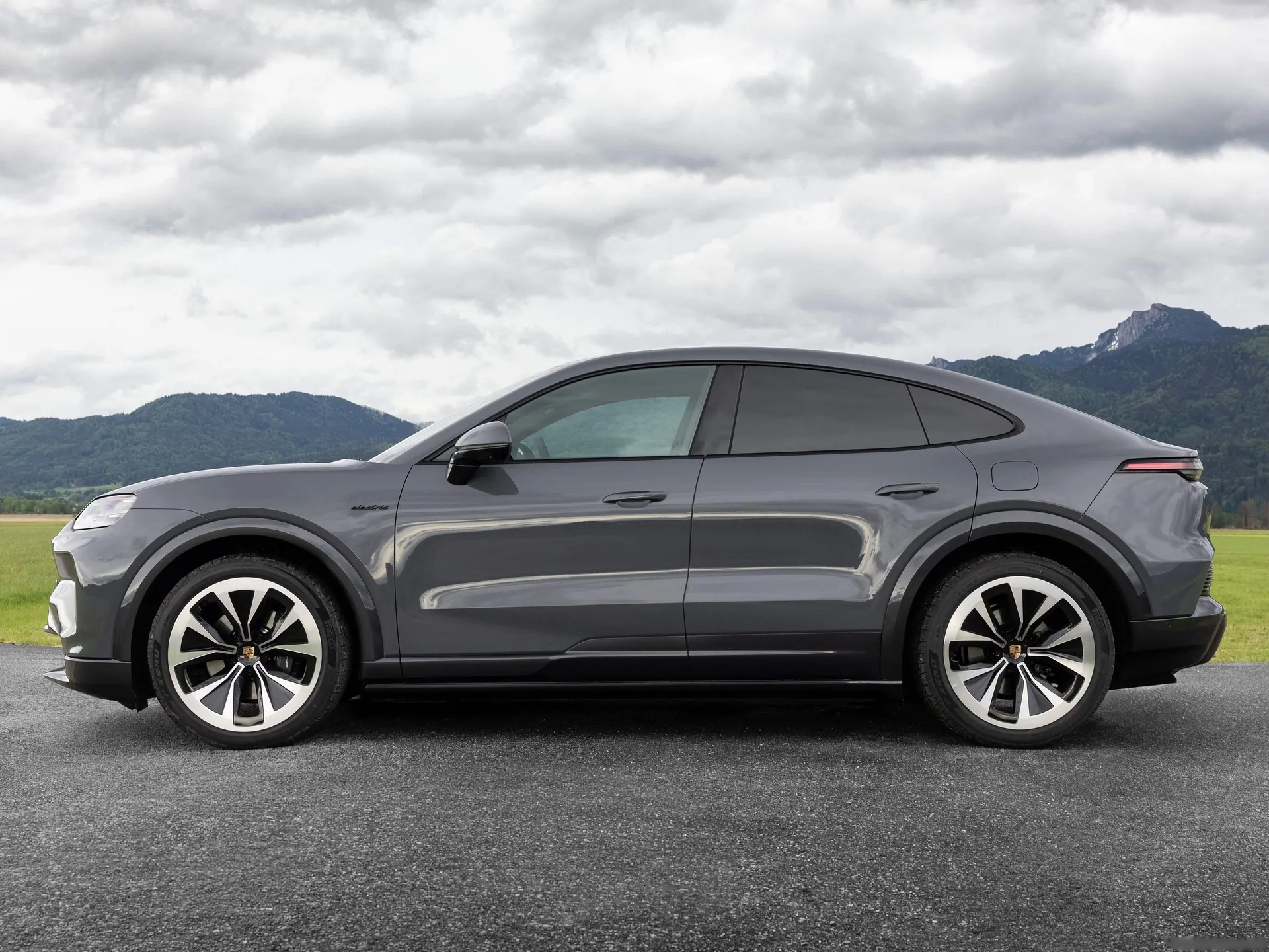 Porsche Cayenne Coupe Electric (2027) – boční profil
