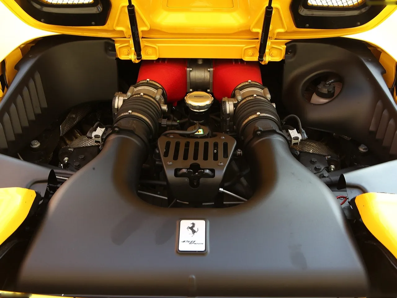 Ferrari 458 Spider (2013) – motorový prostor