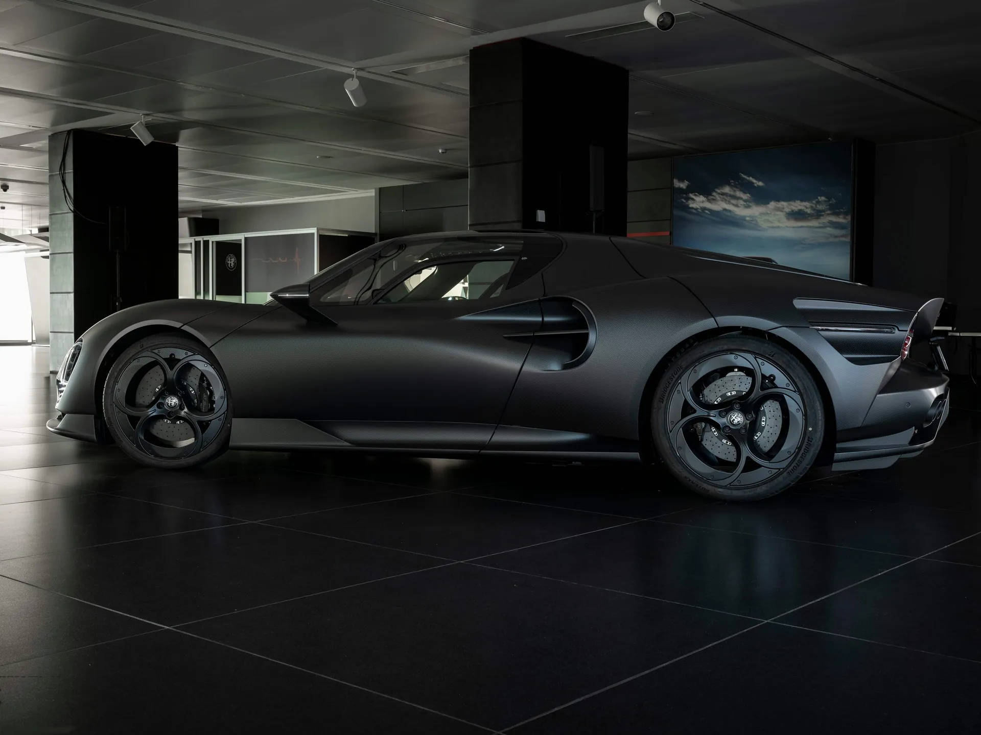 Alfa Romeo 33 Stradale Perla Nera (2026) – boční profil