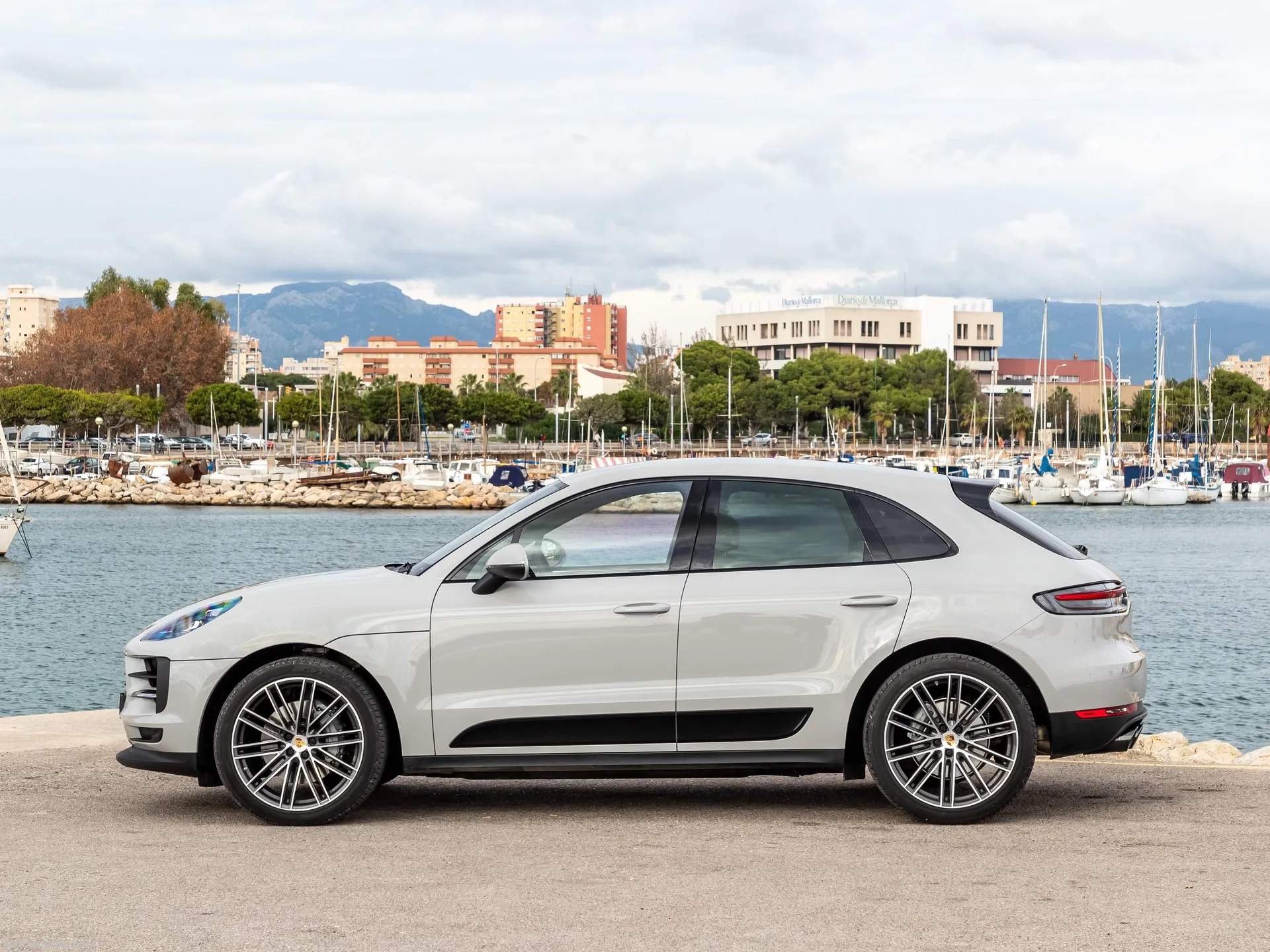 Porsche Macan S (2019) - Side Profile