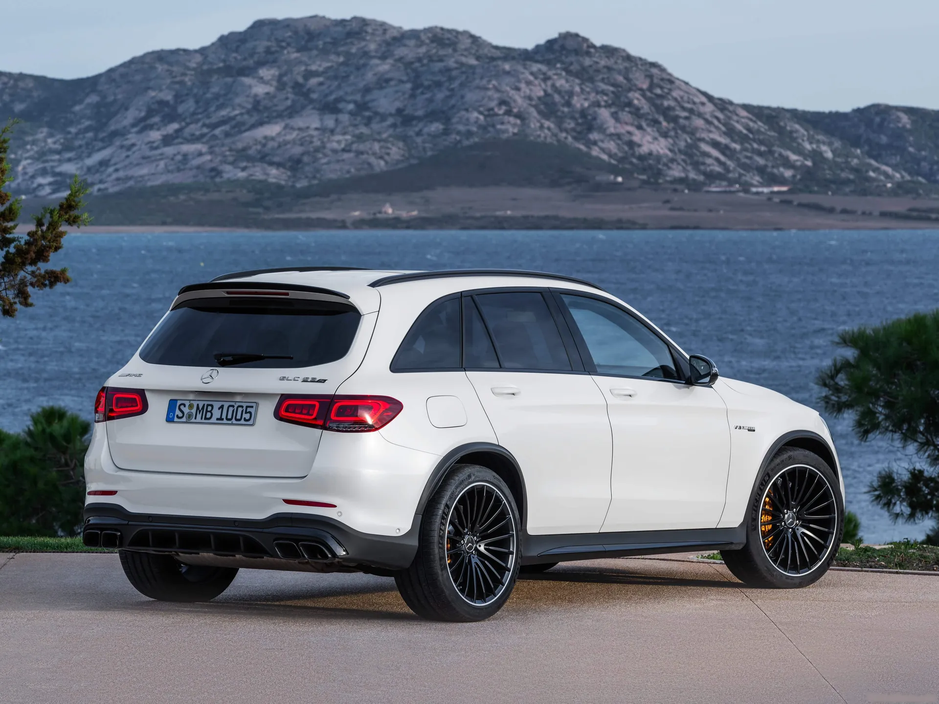 Mercedes-Benz GLC63 S AMG (2020) – zadní tříčtvrteční pohled
