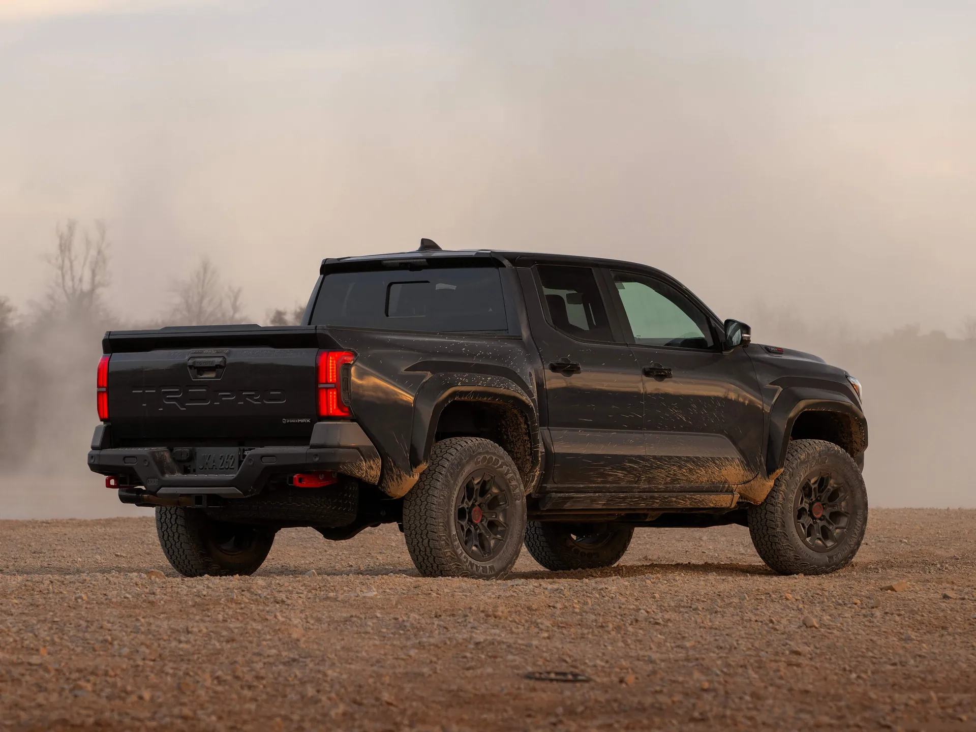 Toyota Tacoma i-FORCE MAX TRD Pro (2024) – zadní tříčtvrteční pohled