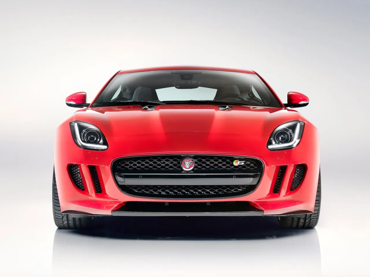 Jaguar F-Type Coupe (2015) – zepředu