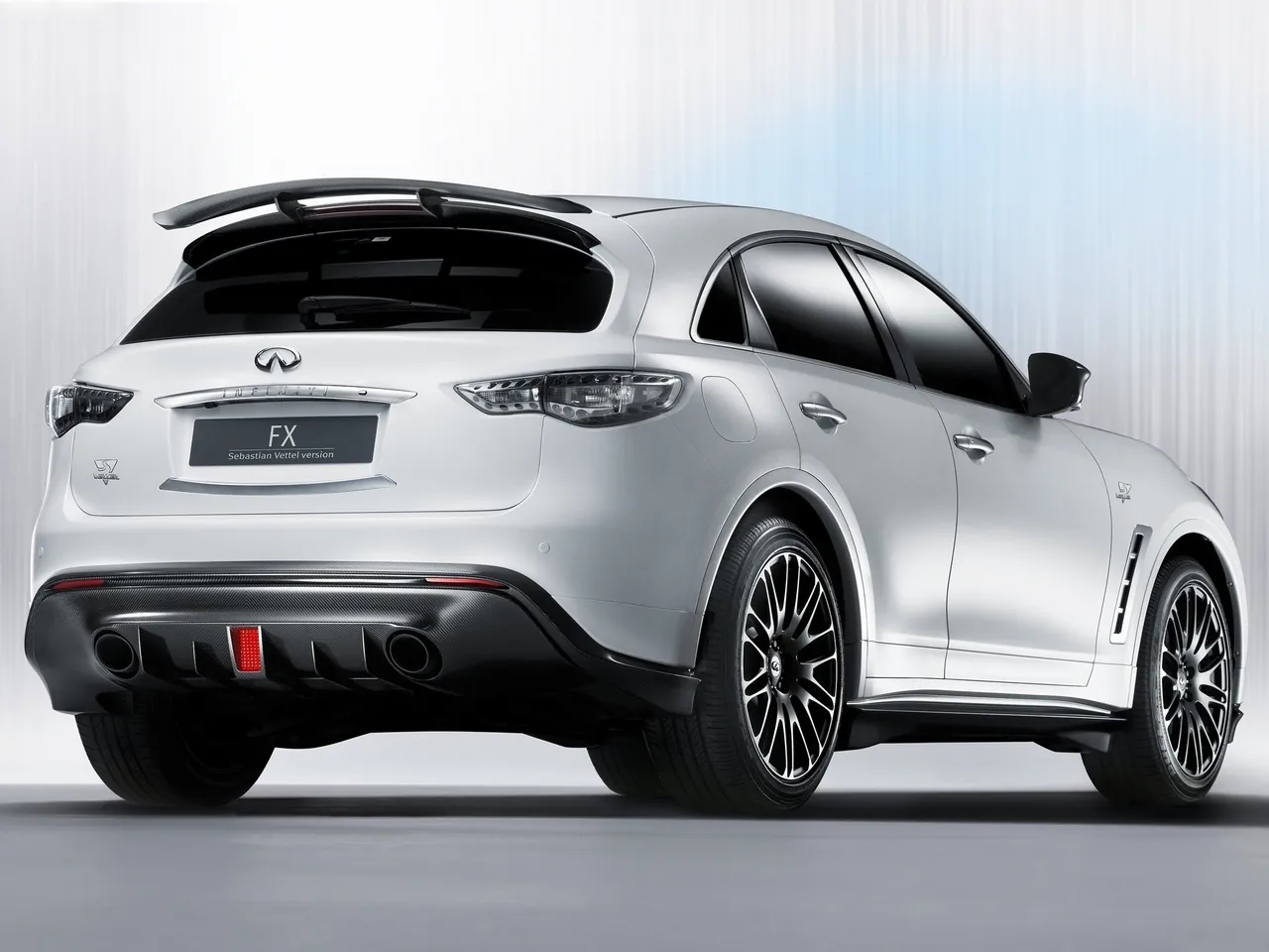 Infiniti FX Sebastian Vettel Concept (2012) – zadní tříčtvrteční pohled