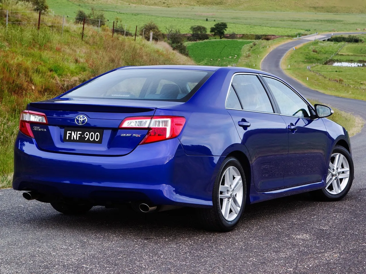 Toyota Camry [AU] (2012) – zadní tříčtvrteční pohled