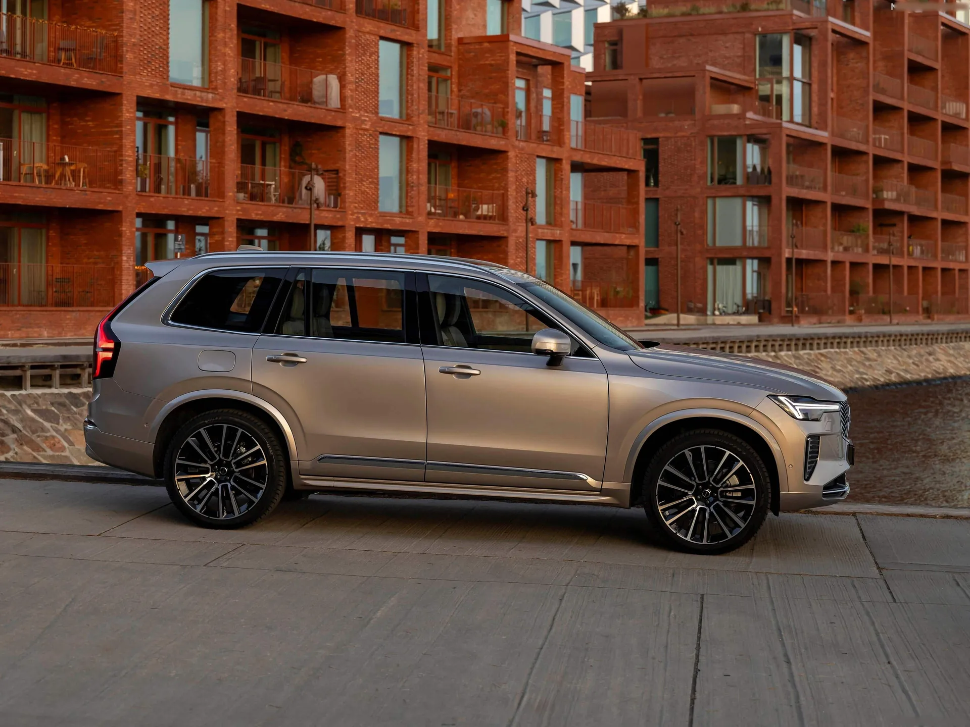 Volvo XC90 (2025) – boční profil