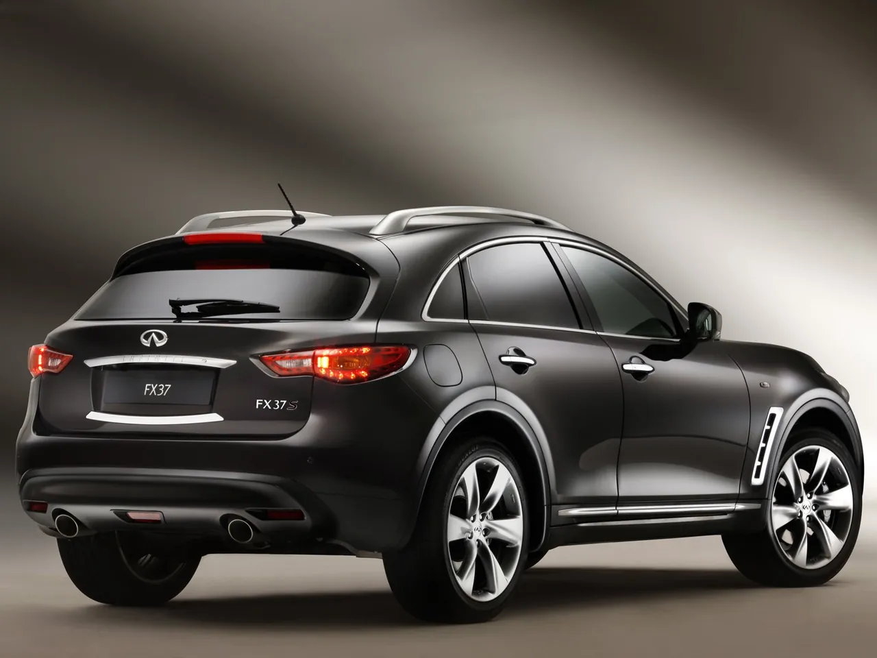 Infiniti FX37 (2009) – zadní tříčtvrteční pohled
