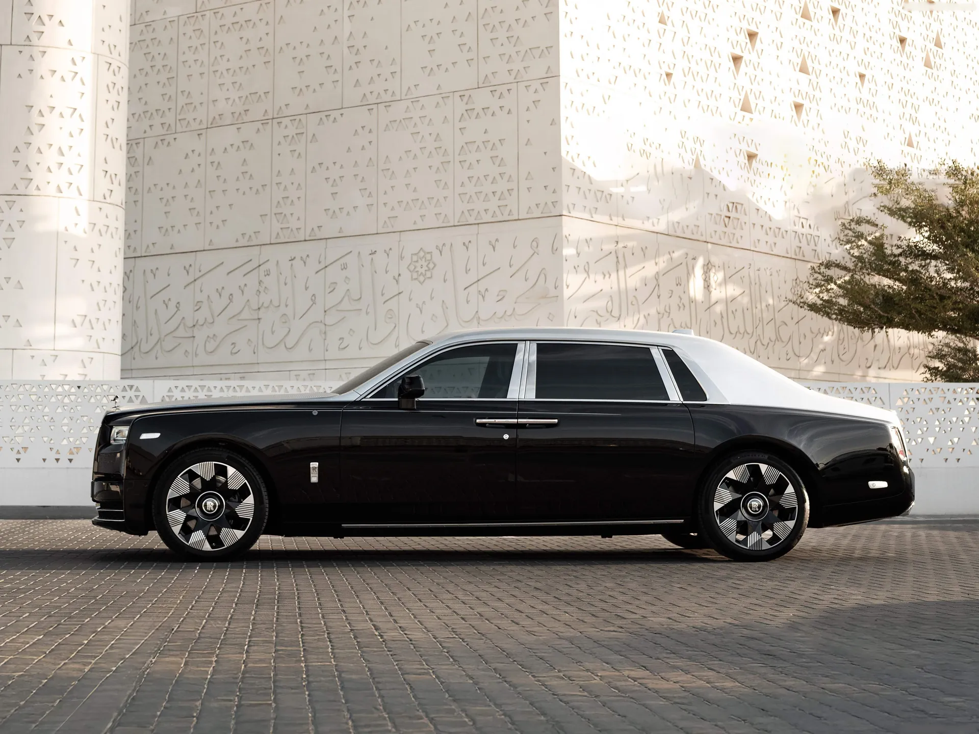 Rolls-Royce Phantom Arabesque (2026) – boční profil