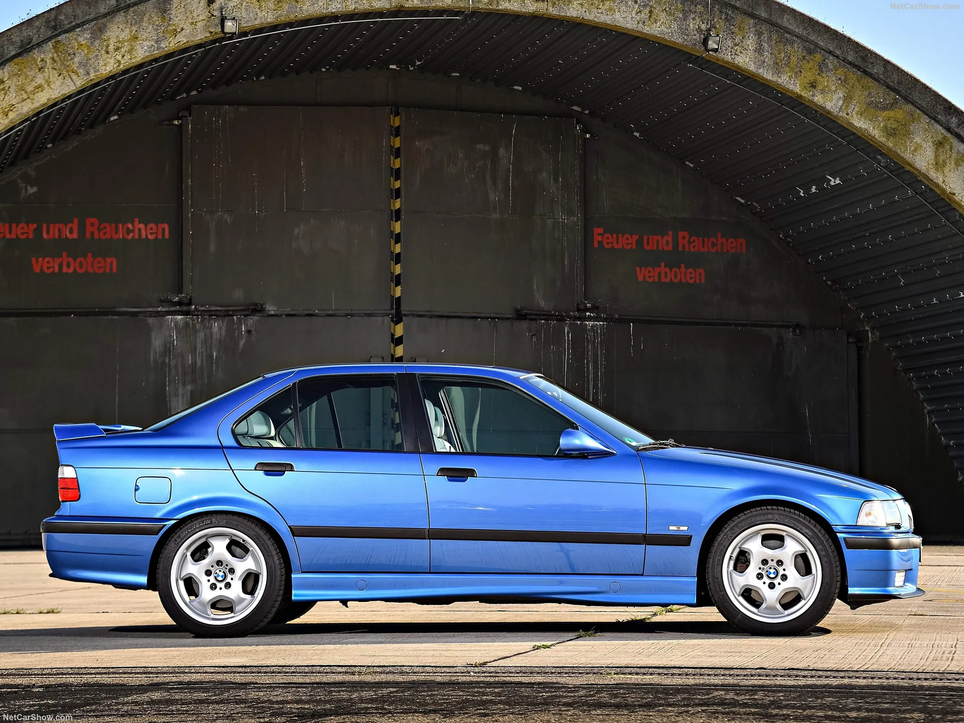 BMW M3 Sedan (1995) – boční profil