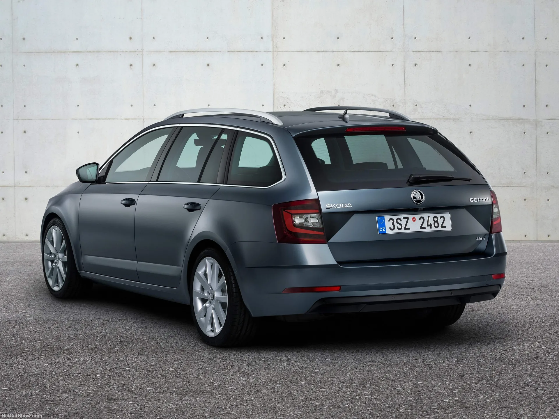 Skoda Octavia Combi (2017) – zadní tříčtvrteční pohled