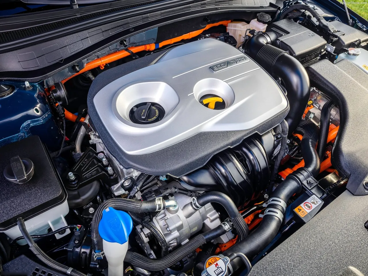 Kia Optima Hybrid (2017) – motorový prostor