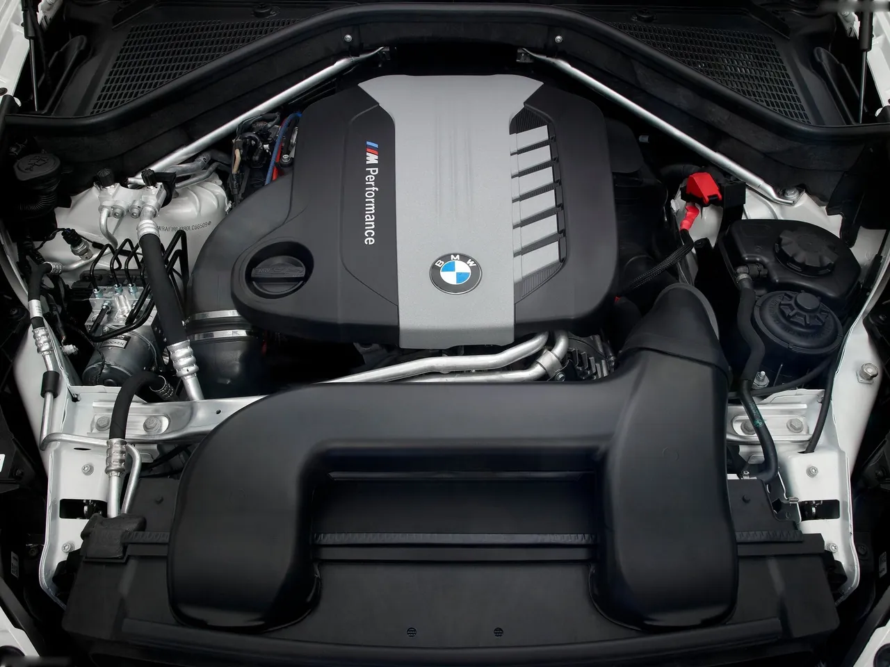BMW X6 M50d (2013) – motorový prostor