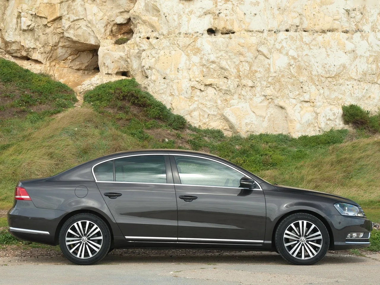 Volkswagen Passat (2011) - Side Profile