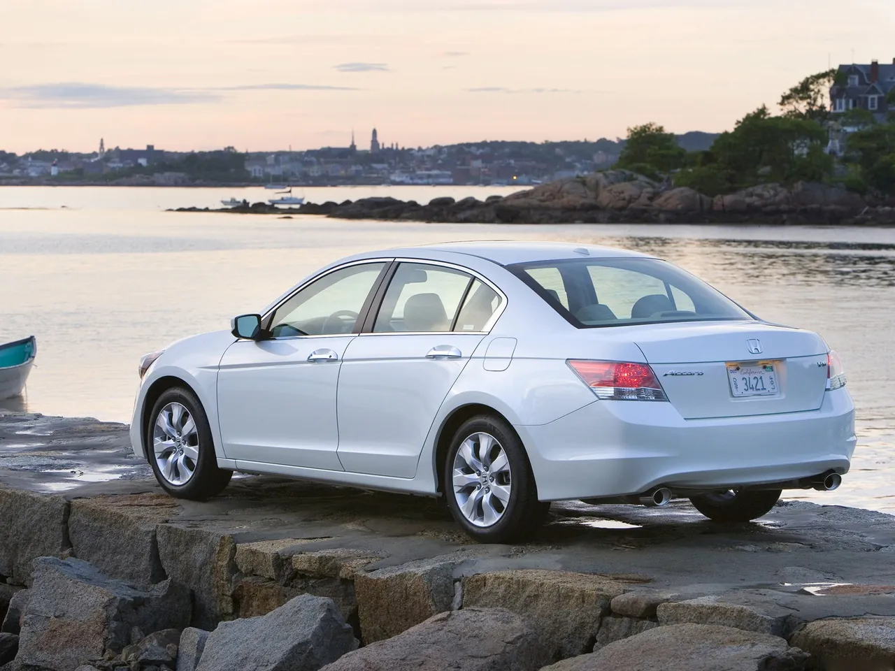 Honda Accord EX-L V6 Sedan (2008) – zadní tříčtvrteční pohled