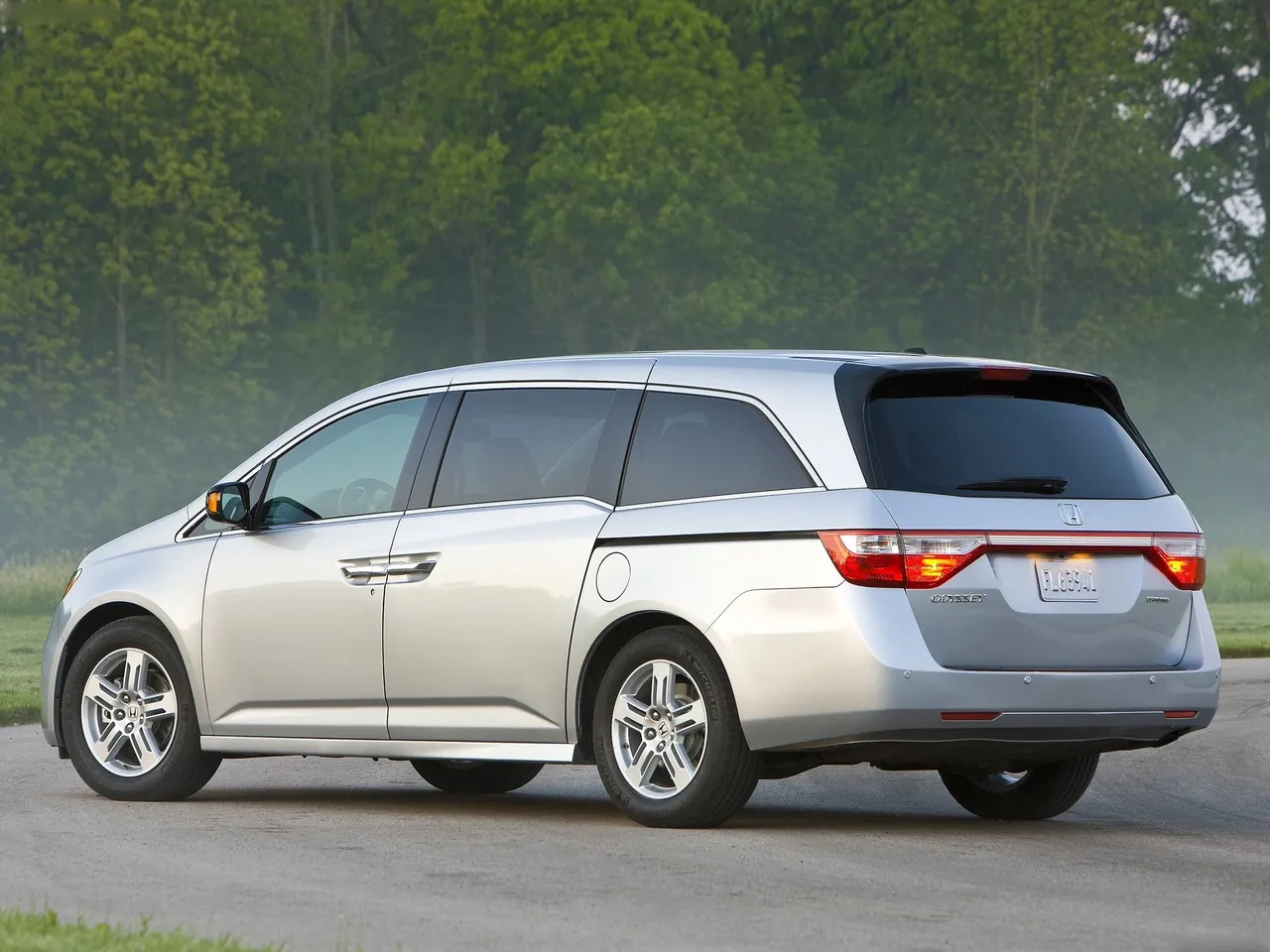 Honda Odyssey (2011) – zadní tříčtvrteční pohled