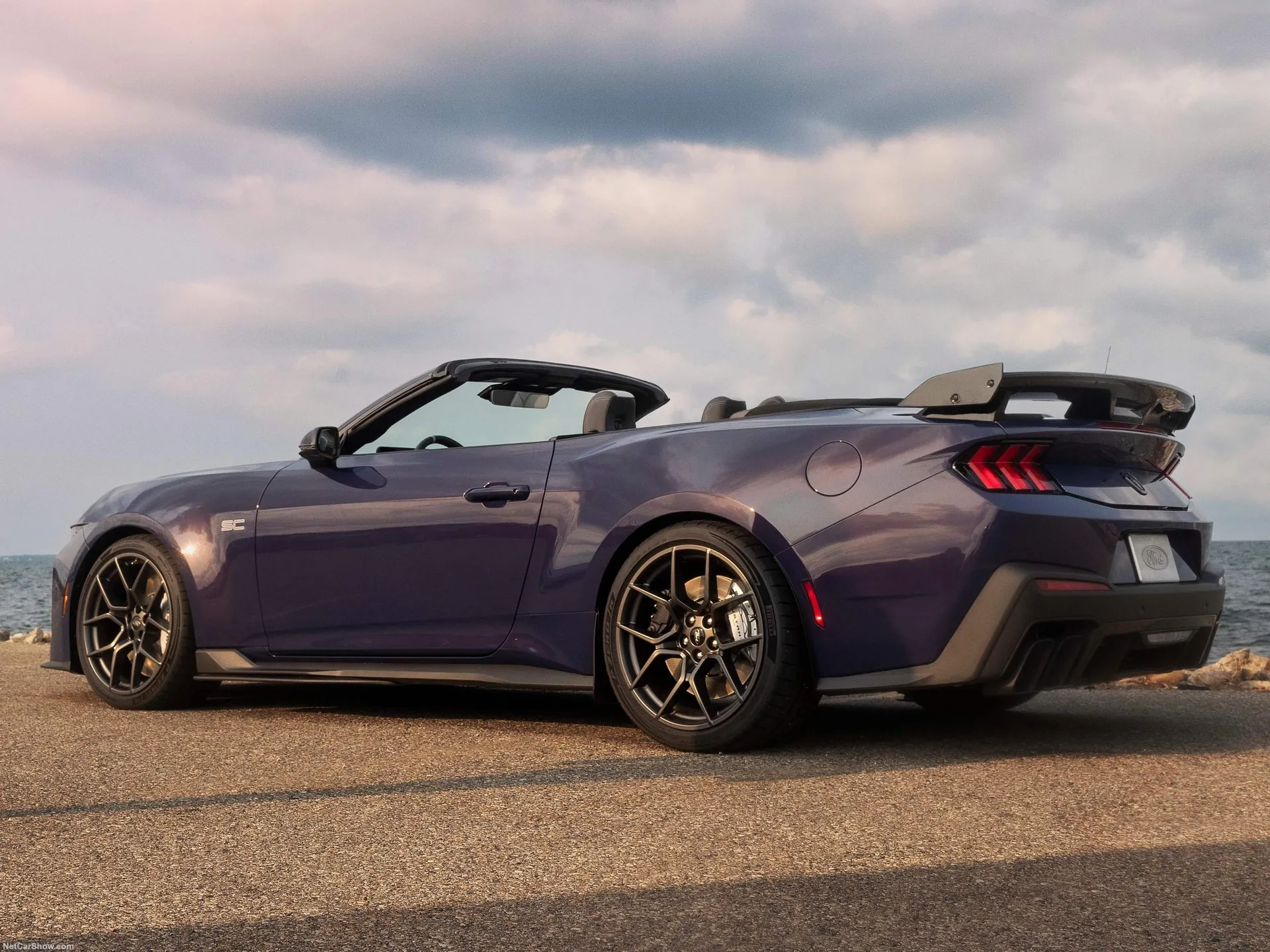 Ford Mustang Dark Horse SC Convertible (2027) – zadní tříčtvrteční pohled