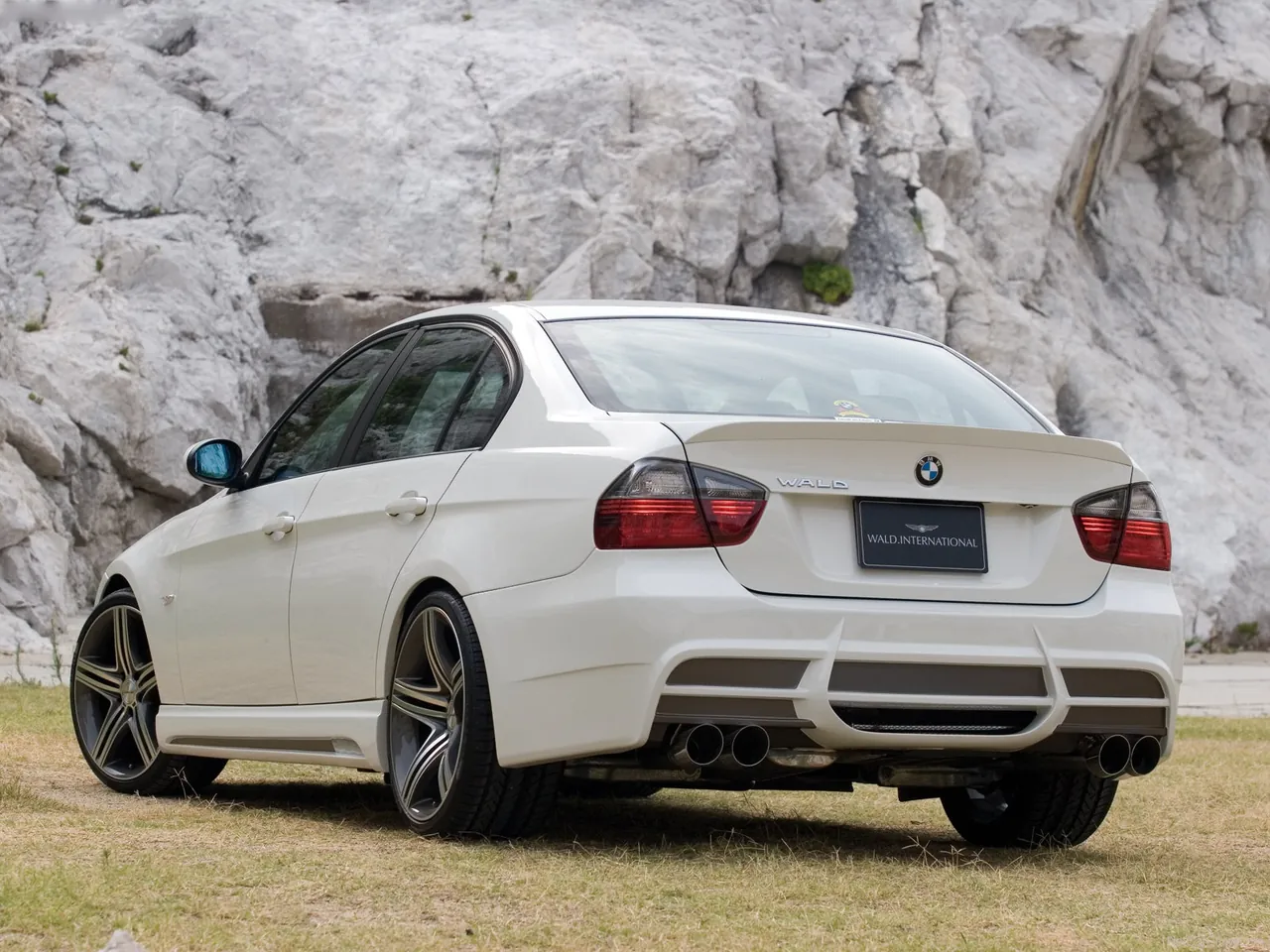 Wald BMW 3-Series (2008) – zadní tříčtvrteční pohled