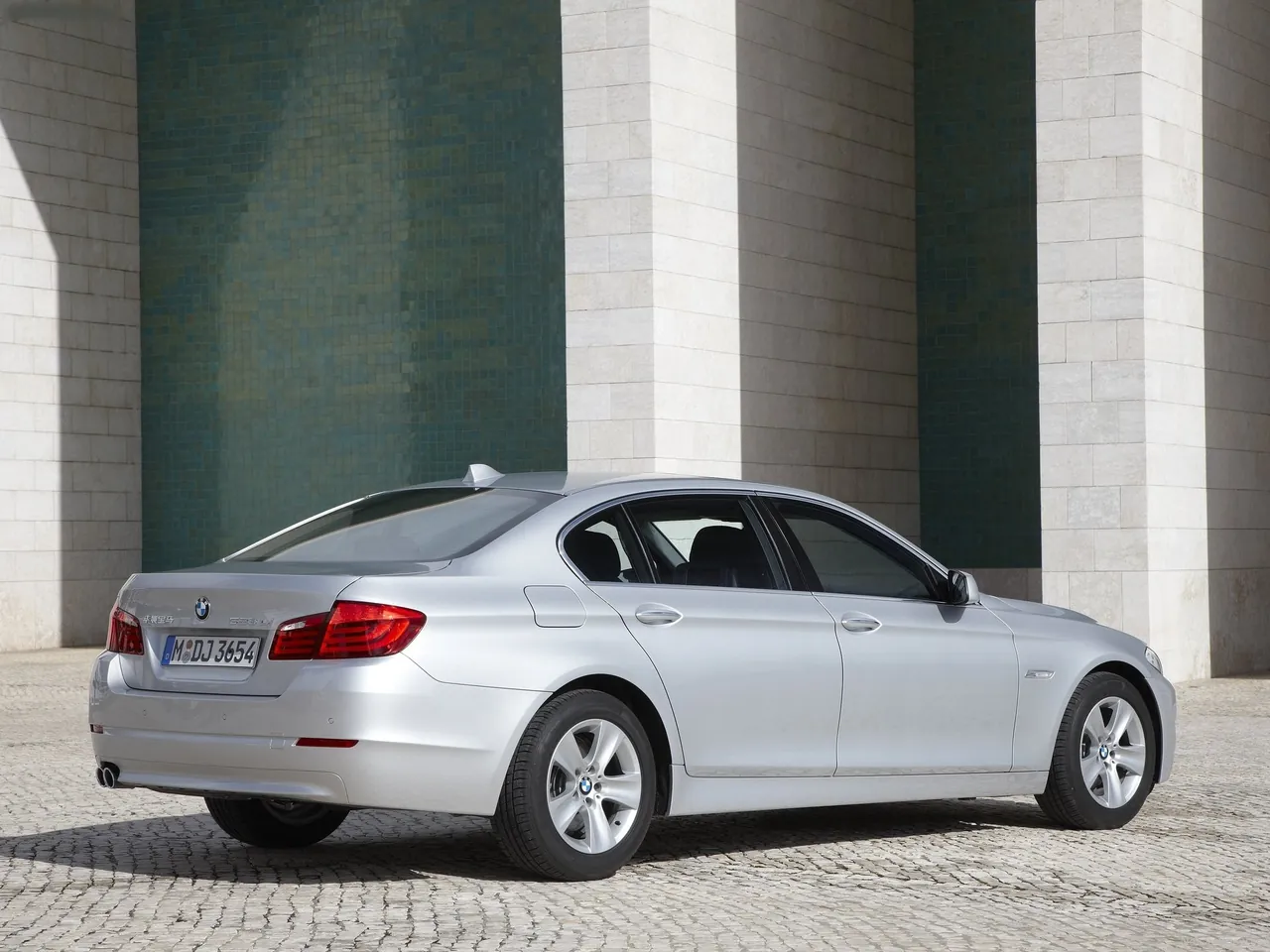 BMW 5-Series Long-Wheelbase (2011) – zadní tříčtvrteční pohled