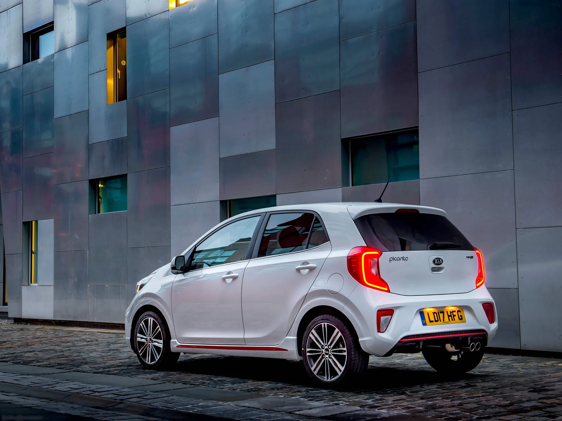 Kia Picanto GT-Line [UK] (2017) – zadní tříčtvrteční pohled